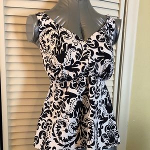 EUC Lands End black and white size 12D tankini top